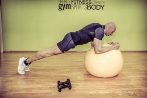 Plank con swiss ball- personal trainer taranto - addominali - glutei - Lanza Personal Trainer