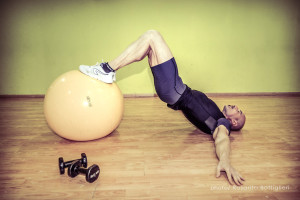 Estensione della anca sulla palla - Personal Trainer Taranto - swiss ball fine - Lanza Persona trainer